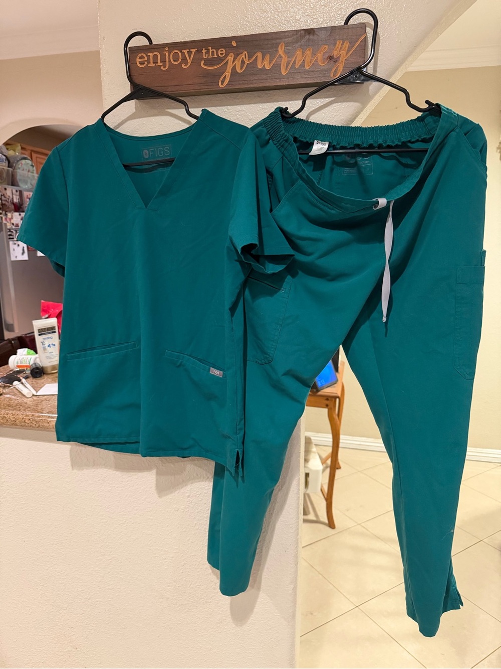 FIGS Women's GREEN Scrub Top & Jogger (R length) Pants Set